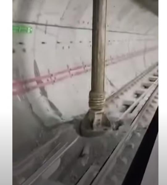 آلة حفر تخترق "بالخطأ" سقف محطة مترو في تركيا(فيديو)